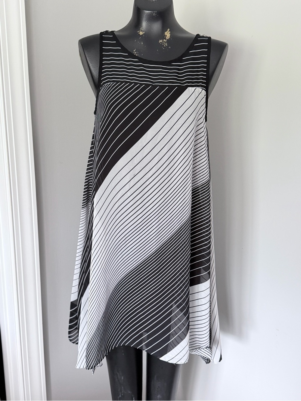 Robbie Bee | Black and White Sleeveless Asymmetrical Swing Dress | Size 6